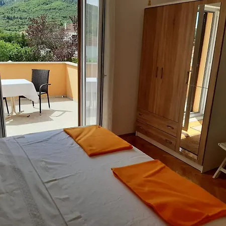 Nela Daire Jelsa (Hvar)