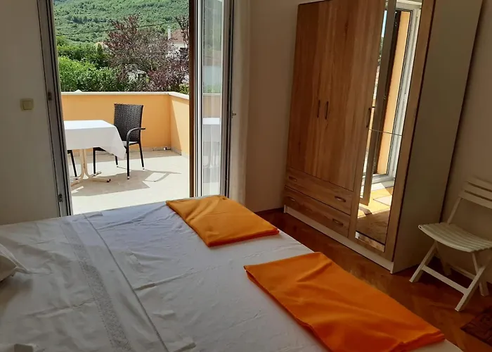 Nela Daire Jelsa (Hvar)